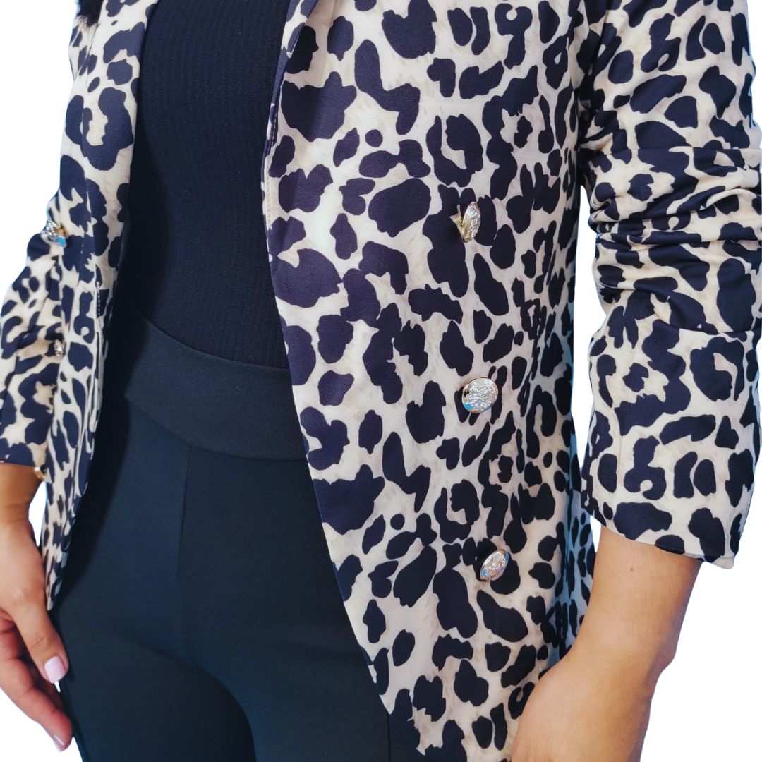 chaqueta animal print
chaqueta con botones dorados
chaqueta elegante mujer
blazer animal print 2025
ropa femenina boutique
chaqueta importada
outfit sofisticado mujer
tendencias moda 2025
GV Boutique
chaqueta de moda mujer