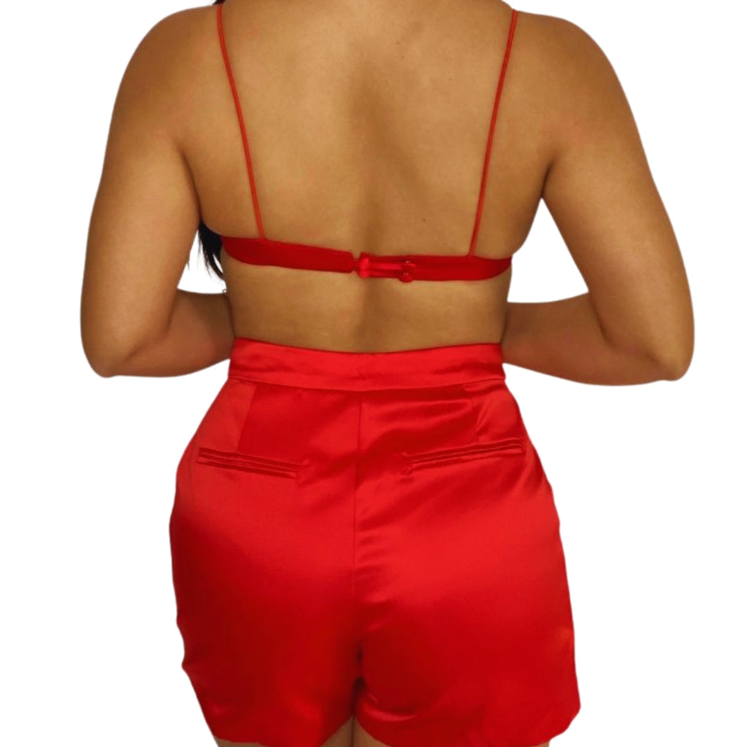 conjunto rojo satén
set blazer y pantalón
ropa elegante mujer
outfit de impacto
moda femenina chic
ropa para fiesta
GV Boutique conjunto
look de celebración
ropa sofisticada mujer
set rojo de noche