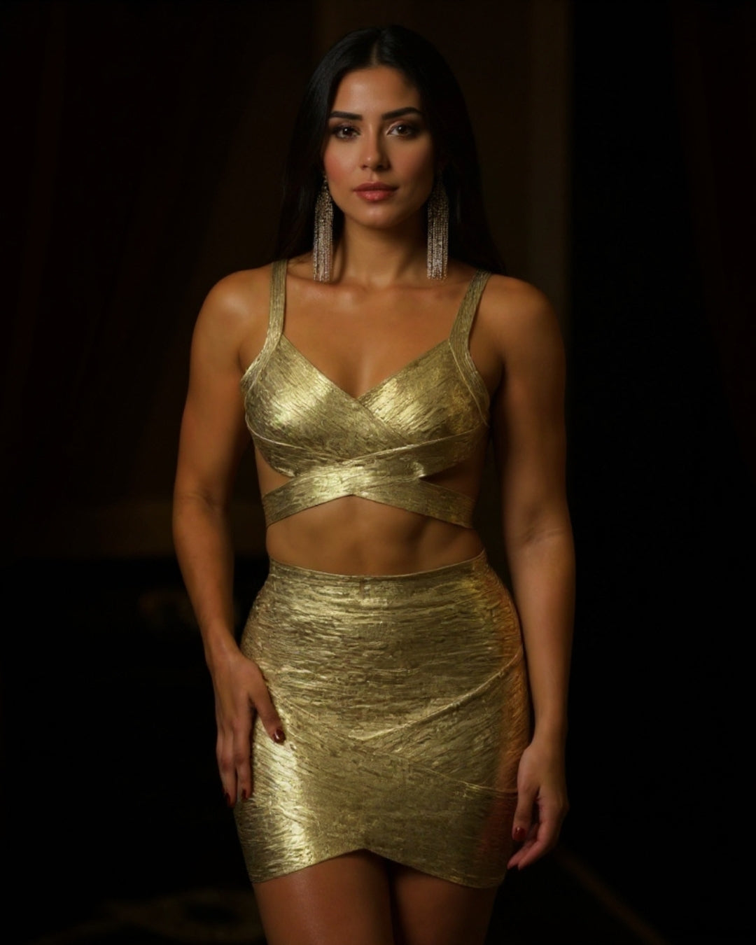 Aurelia — set dorado con crop top cruzado y falda mini
