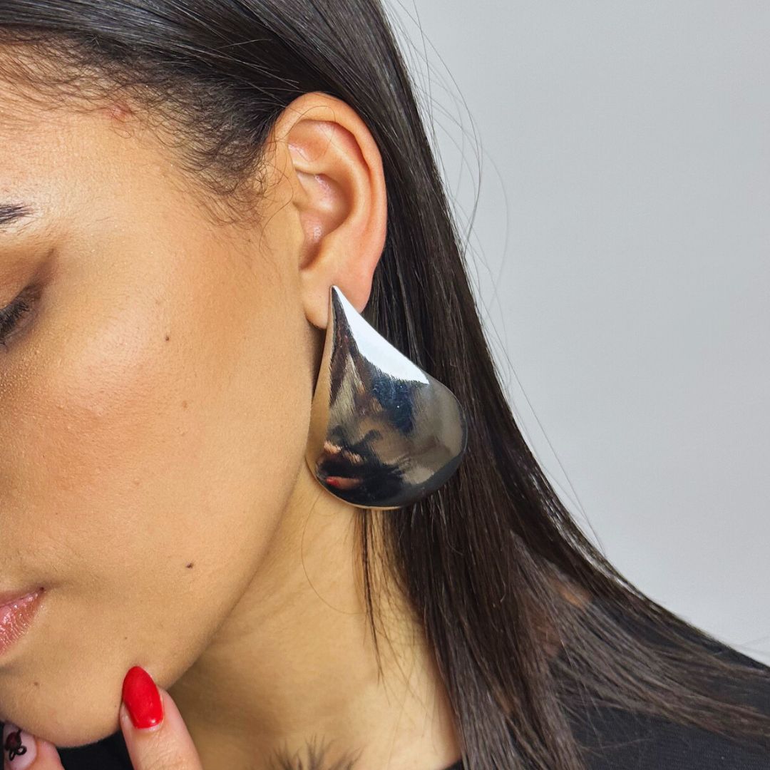 aretes plateados
aretes modernos
aretes grandes
accesorios statement
joyería elegante
joyería moderna
accesorios importados
aretes contemporáneos
accesorios de lujo
GV Boutique