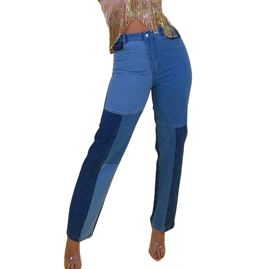 jeans patchwork
jeans bicolor
tiro alto mujer
pierna recta
denim moderno
casual chic
estilo urbano elegante
mezclilla femenina
GV Boutique jeans
outfit versátil