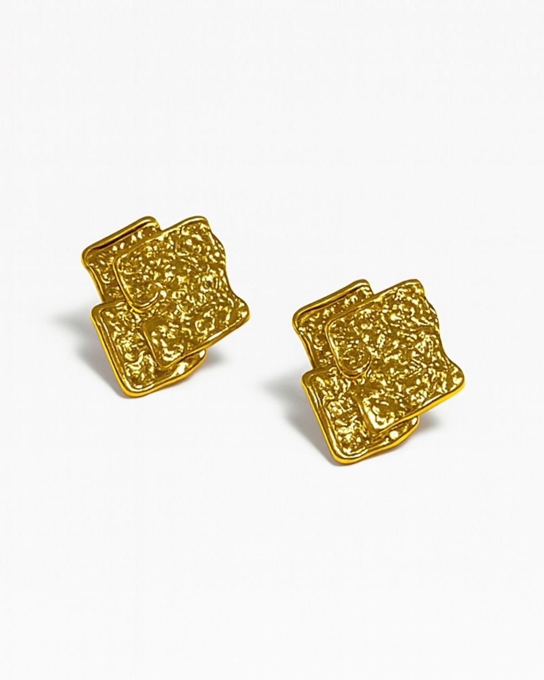 aretes dorados
aretes modernos
joyería waterproof
aretes hipoalergénicos
accesorios de mujer
moda femenina
estilo chic
joyería dorada
accesorios de boutique
aretes de textura