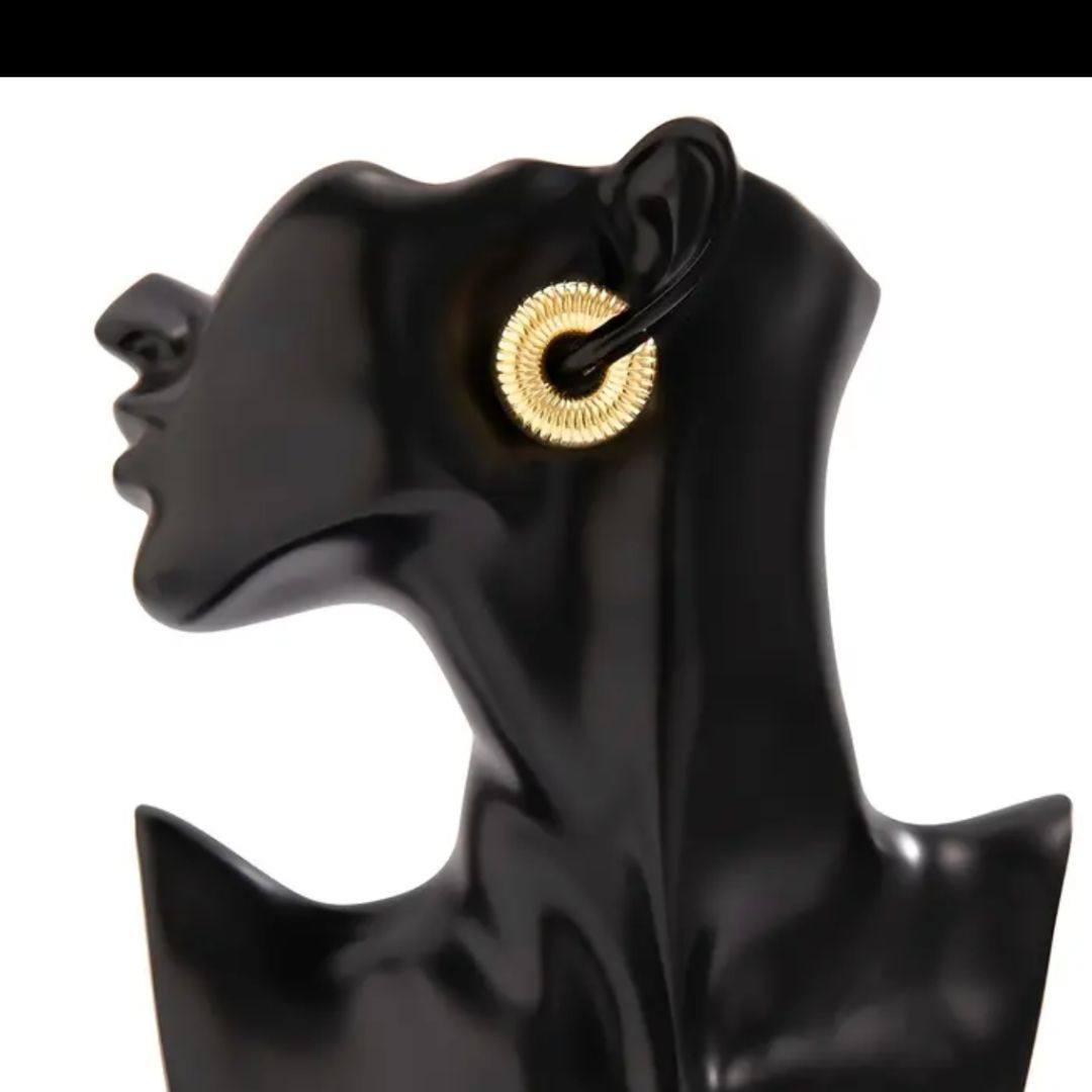 aretes dorados
aros gruesos
accesorios elegantes
joyería moderna
aretes importados
aros acanalados
aretes statement
accesorios de lujo
aretes de acero inoxidable
GV Boutique