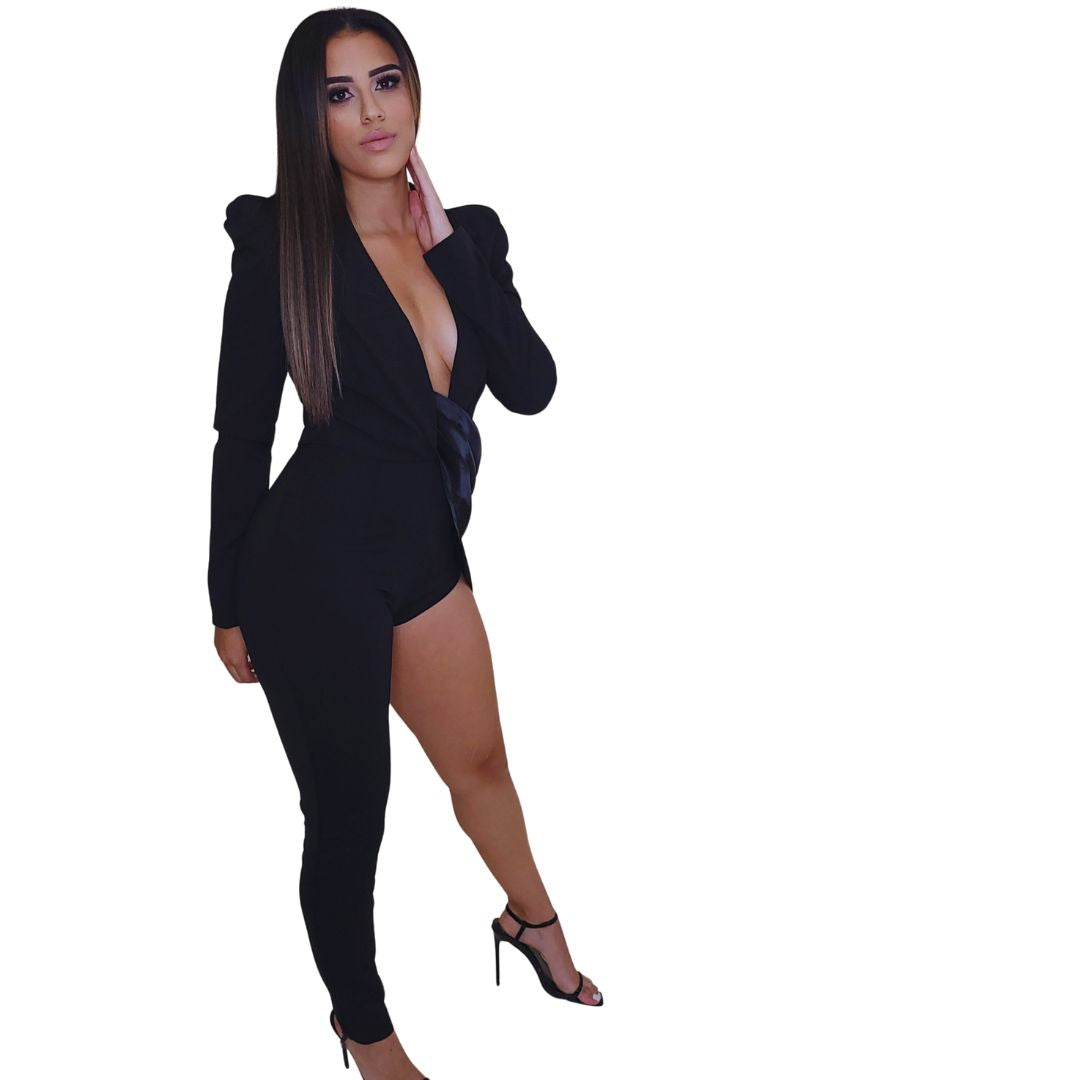Jumpsuit asimétrico
Jumpsuit negro
Moda vanguardista
Estilo blazer
Outfit de noche
Moda premium
Look sofisticado
Ropa de evento
GV Boutique
Mujeres con poder
