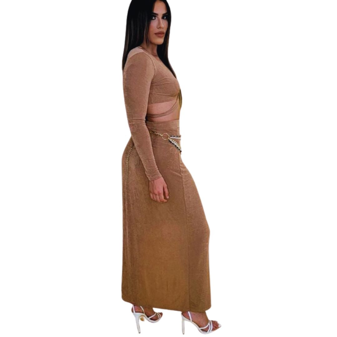 Conjunto crema mujer
Falda con abertura
Top manga larga
Conjunto elegante
Estilo sofisticado
Outfit de noche
Moda femenina
Conjunto ajustado
Look versátil
GV Boutique