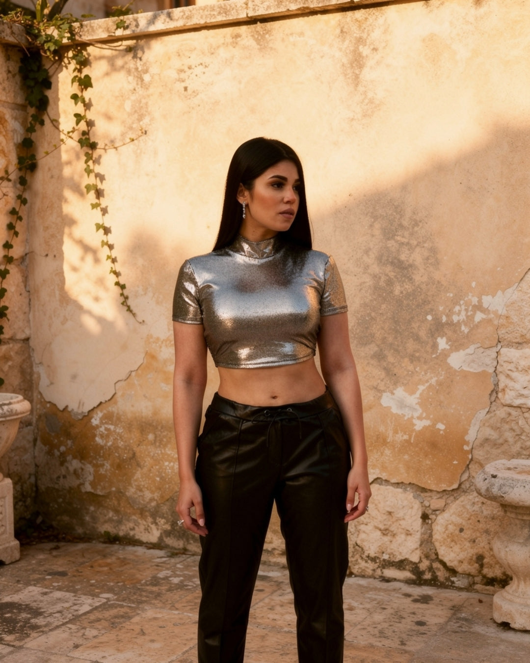 Layla — top metálico ajustado de cuello alto