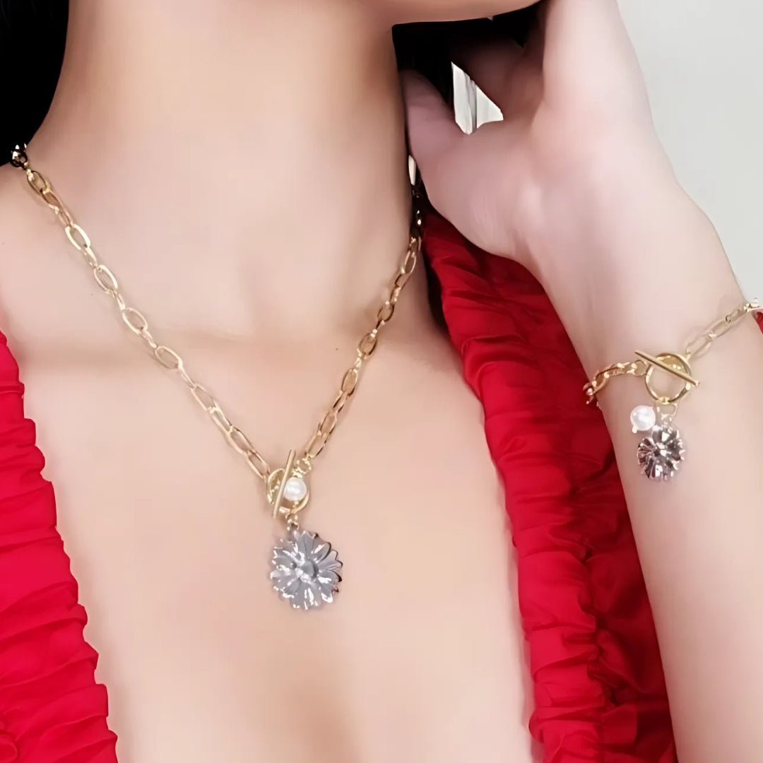 set floral
collar y pulsera
GV Boutique
joyería elegante
accesorios dorados
estilo femenino
set de flores
tendencia 2025
joyería moderna
moda sofisticada