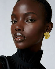 aretes dorados
aretes modernos
joyería waterproof
aretes hipoalergénicos
accesorios de mujer
moda femenina
estilo chic
joyería dorada
accesorios de boutique
aretes de textura