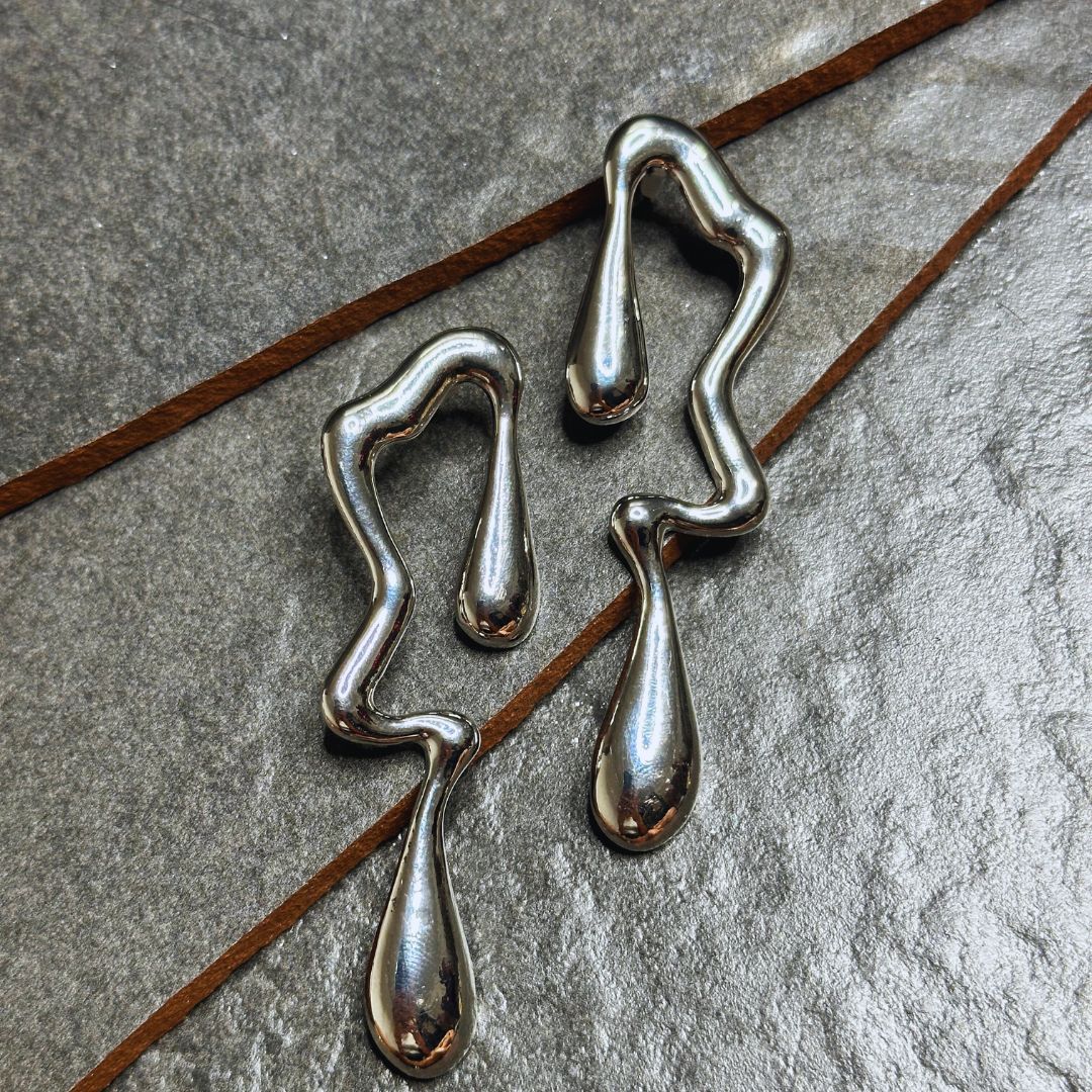 Aretes plateados
Aretes modernos
Aretes elegantes
Aretes statement
Joyería contemporánea
Accesorios importados
Aretes largos
Joyería minimalista
Accesorios de moda
GV Boutique