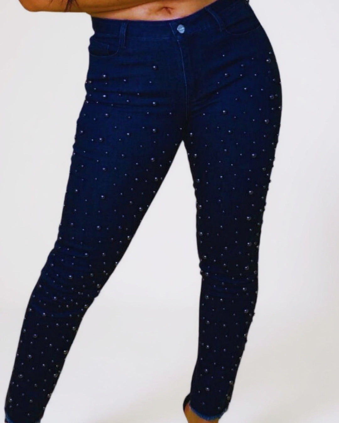 Noira Denim — jeans skinny azul oscuro con perlas elegantes