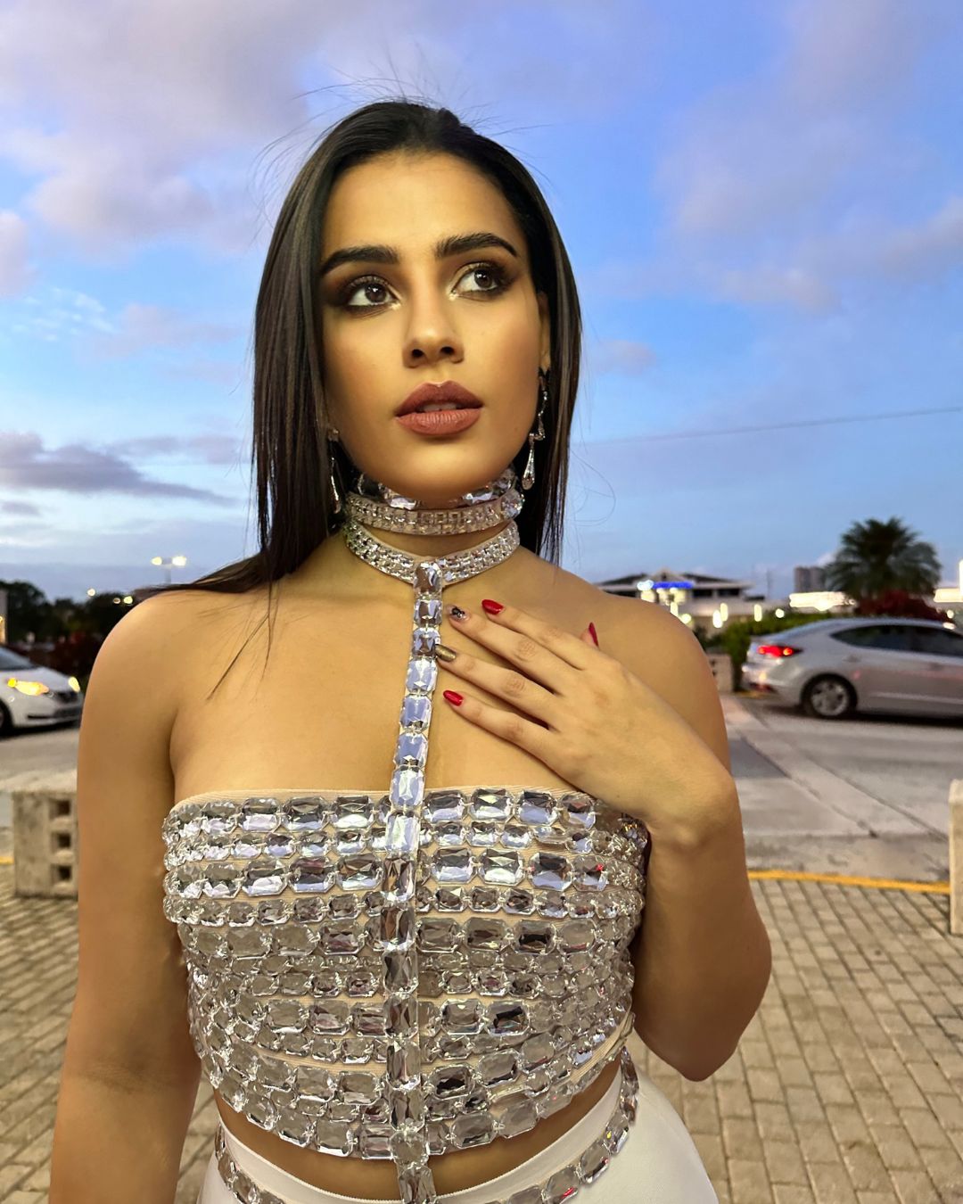 top brillante mujer
ropa de fiesta elegante
top de cristales
moda femenina 2025
look de noche glam
top halter elegante
ropa para eventos mujer
GV Boutique
outfit glam 2025
ropa de lujo moderna