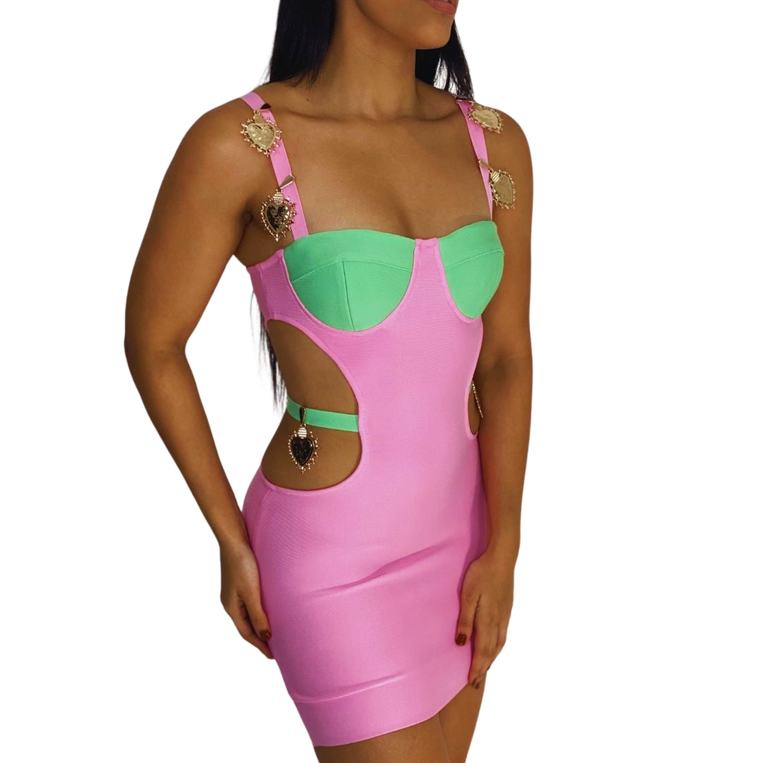 vestido mini
vestido rosa y verde
vestido con corazones dorados
ropa de fiesta
vestido ajustado
moda femenina elegante
outfit nocturno
ropa de tendencia
GV Boutique
vestido con cortes laterales