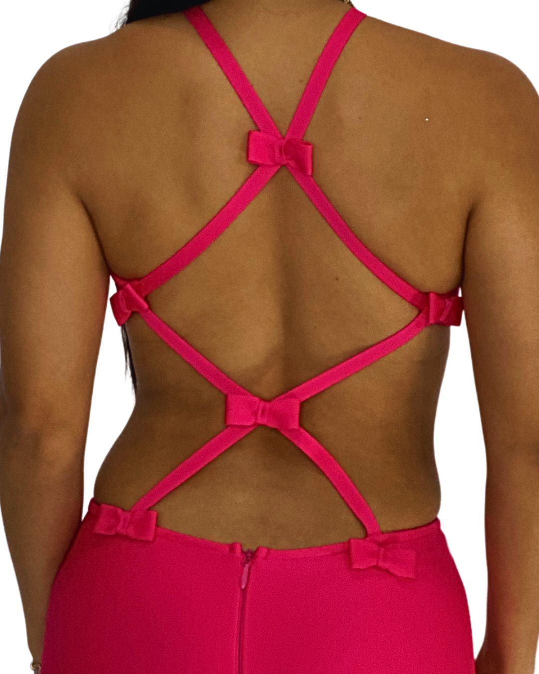 mini vestido fucsia
vestido halter corto
vestido con cut outs
vestido sexy de noche
vestido espalda cruzada
vestido con lazos decorativos
vestido ajustado fiesta
moda femenina elegante
outfit glam nocturno
GV Boutique