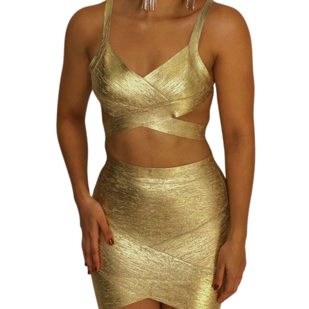 conjunto dorado
set dos piezas
falda mini dorada
crop top cruzado
ropa de fiesta
outfit glam
moda elegante
ropa para eventos
GV Boutique
look de impacto