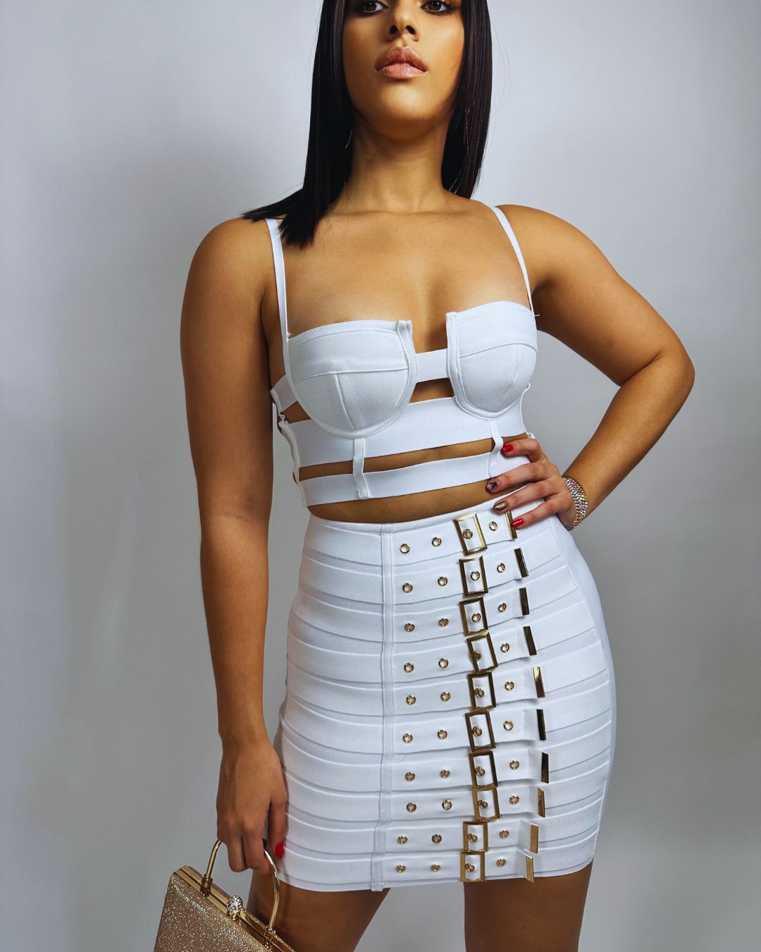 Conjunto blanco mujer
Crop top blanco
Falda blanca elegante
Conjunto con hebillas doradas
Moda premium
Look de noche
GV Boutique
Outfit sofisticado
Tendencia 2025
Mujeres con estilo