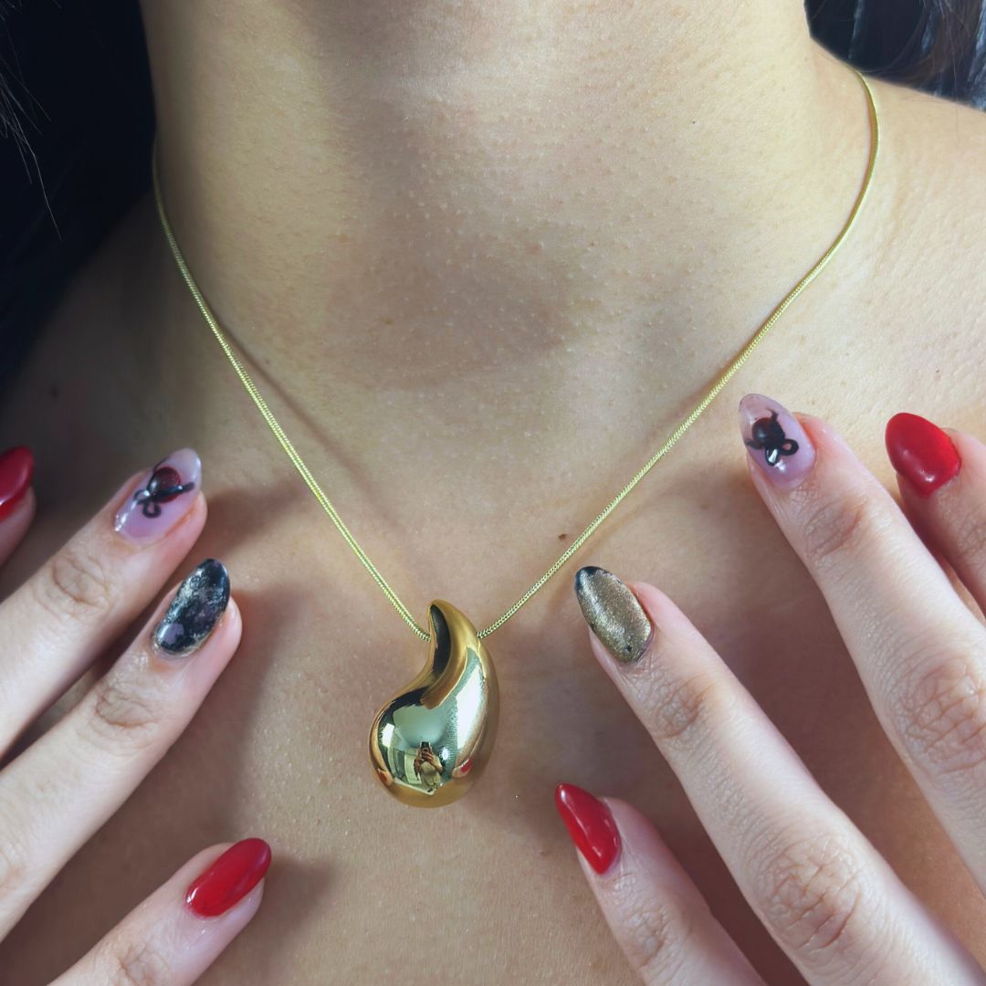 collar dorado
joyería elegante
accesorios mujer
collar lágrima
joyas GV
collar oro 18K
moda femenina
collares modernos
estilo minimalista
accesorios de lujo