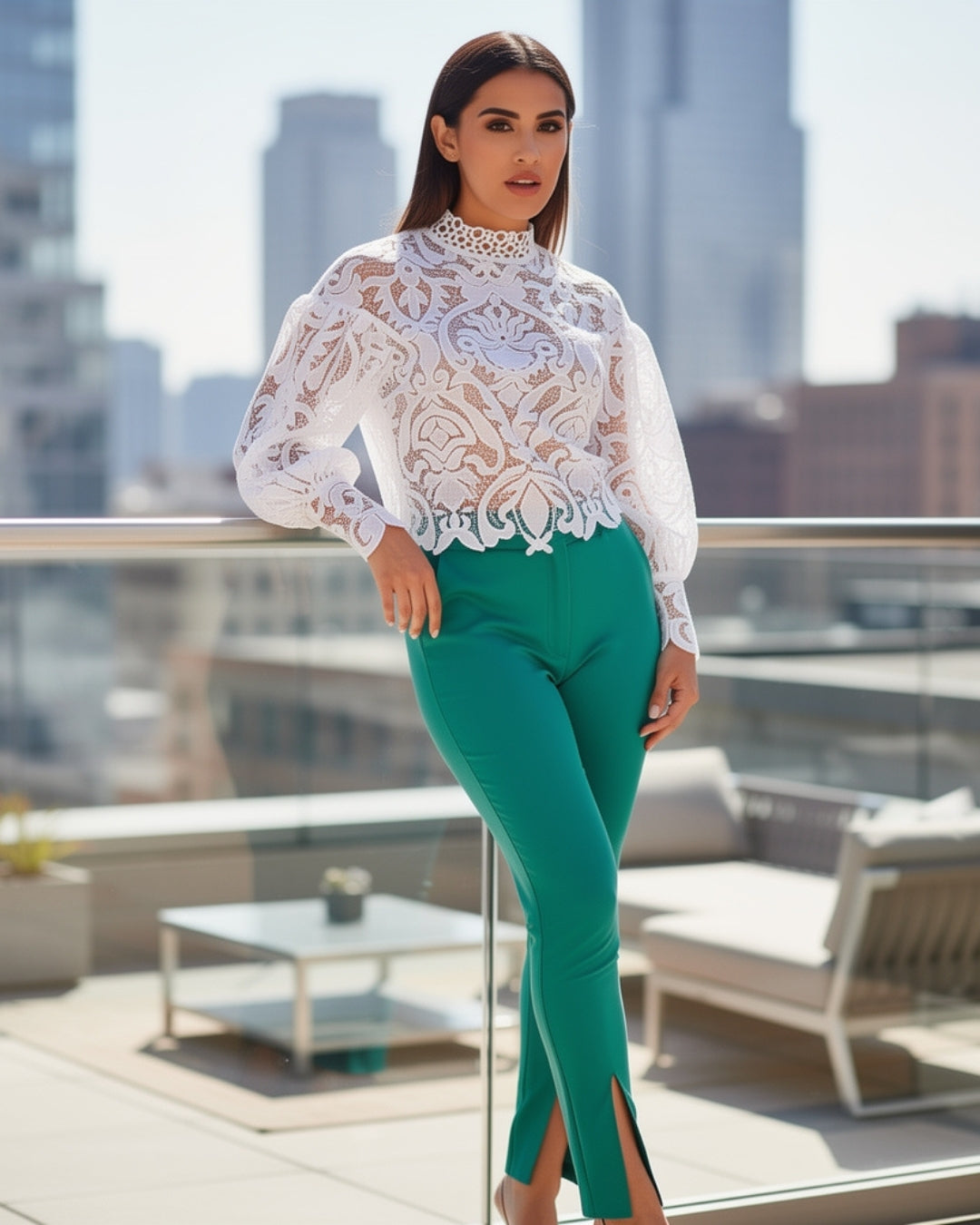Eterna — blusa de encaje blanco con cuello alto y mangas abullonadas