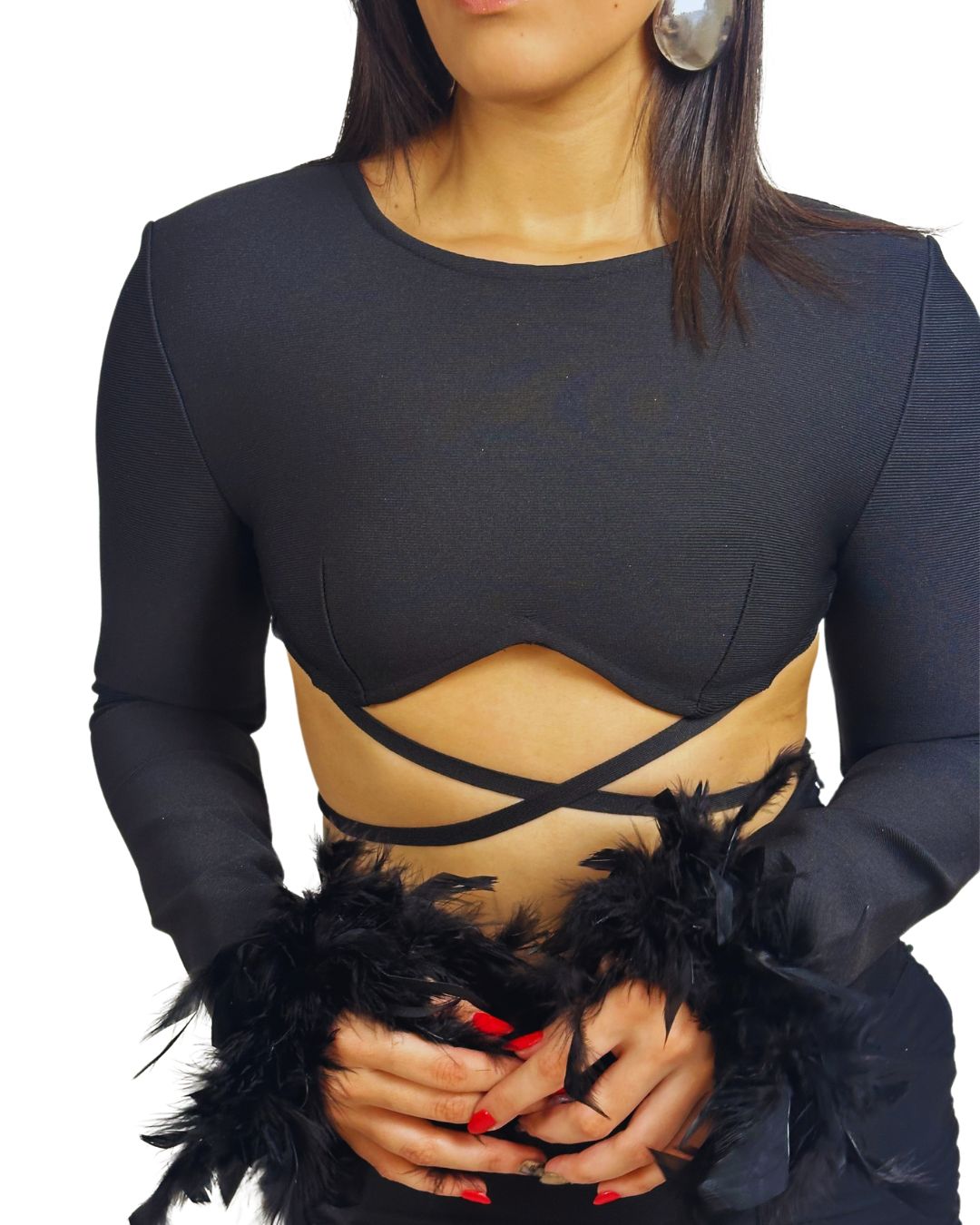 Crop top negro
Top con plumas
Top elegante mujer
Crop top glam
Moda premium
GV Boutique
Look de noche
Top con tiras cruzadas
Tendencia 2025
Mujeres con estilo