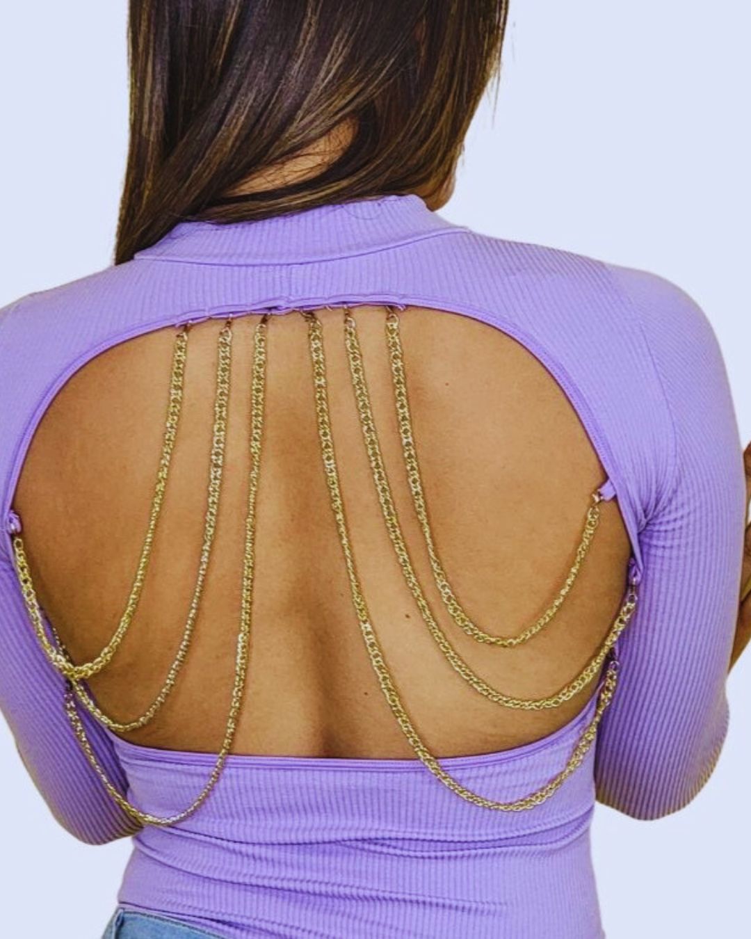 Body lavanda
Body elegante mujer
Body con cadenas
Espalda abierta
Moda premium
Look de noche
Body chic
GV Boutique
Tendencia 2025
Mujeres con estilo