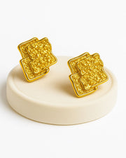 aretes dorados
aretes modernos
joyería waterproof
aretes hipoalergénicos
accesorios de mujer
moda femenina
estilo chic
joyería dorada
accesorios de boutique
aretes de textura