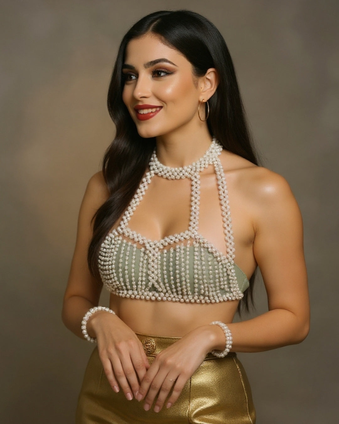 Vantara — top halter de perlas blancas con cadenas doradas