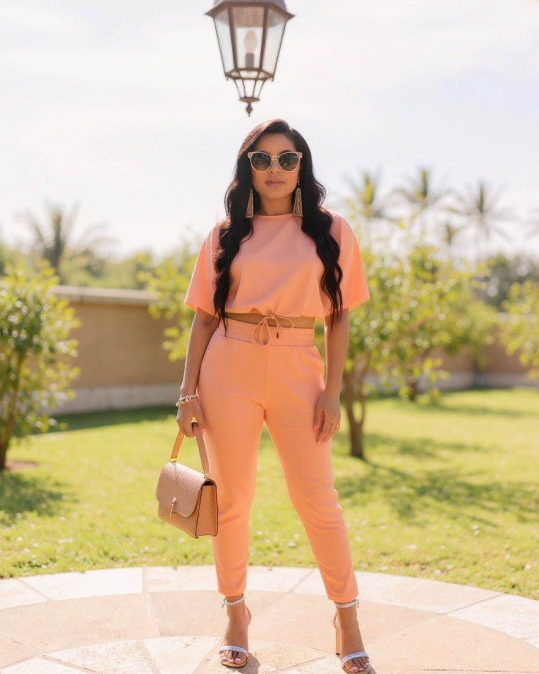 Nyla — set jogger relajado con top corto ajustable