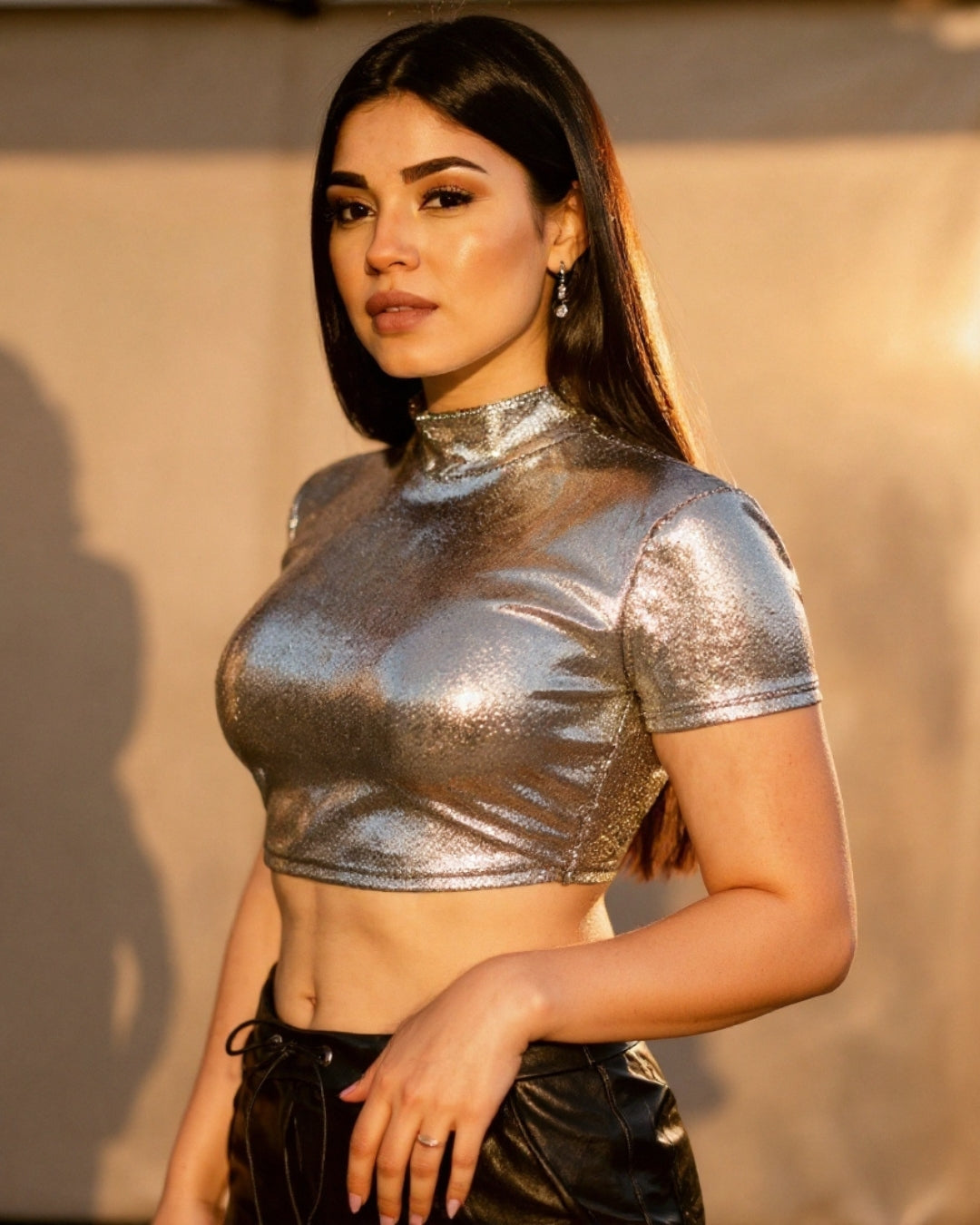 Layla — top metálico ajustado de cuello alto