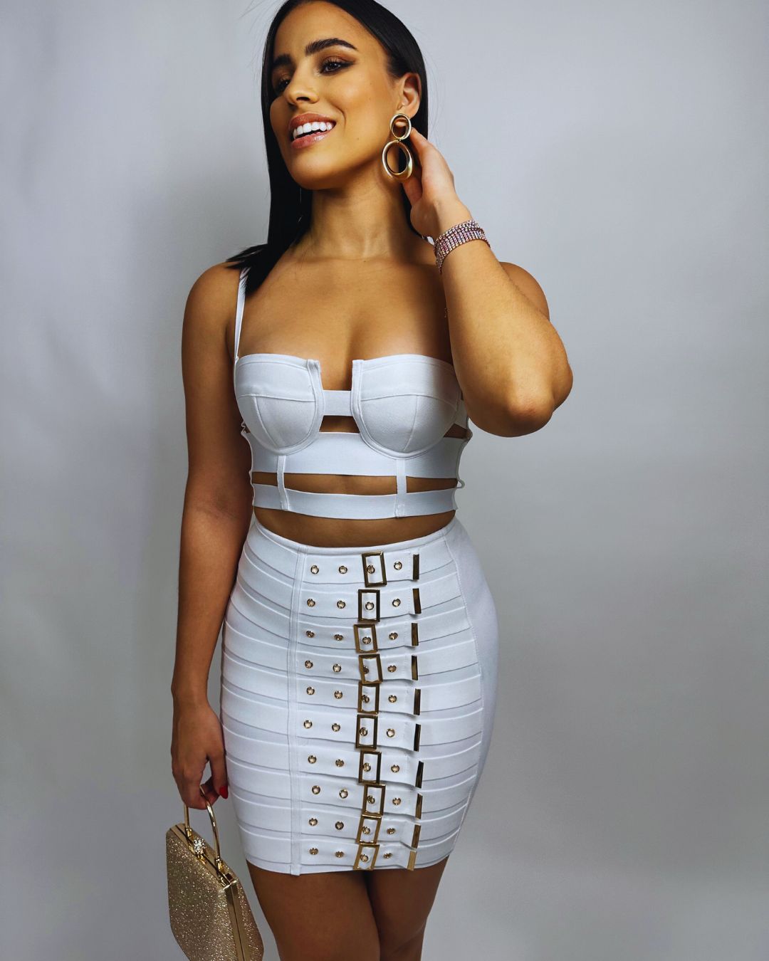 Conjunto blanco mujer
Crop top blanco
Falda blanca elegante
Conjunto con hebillas doradas
Moda premium
Look de noche
GV Boutique
Outfit sofisticado
Tendencia 2025
Mujeres con estilo