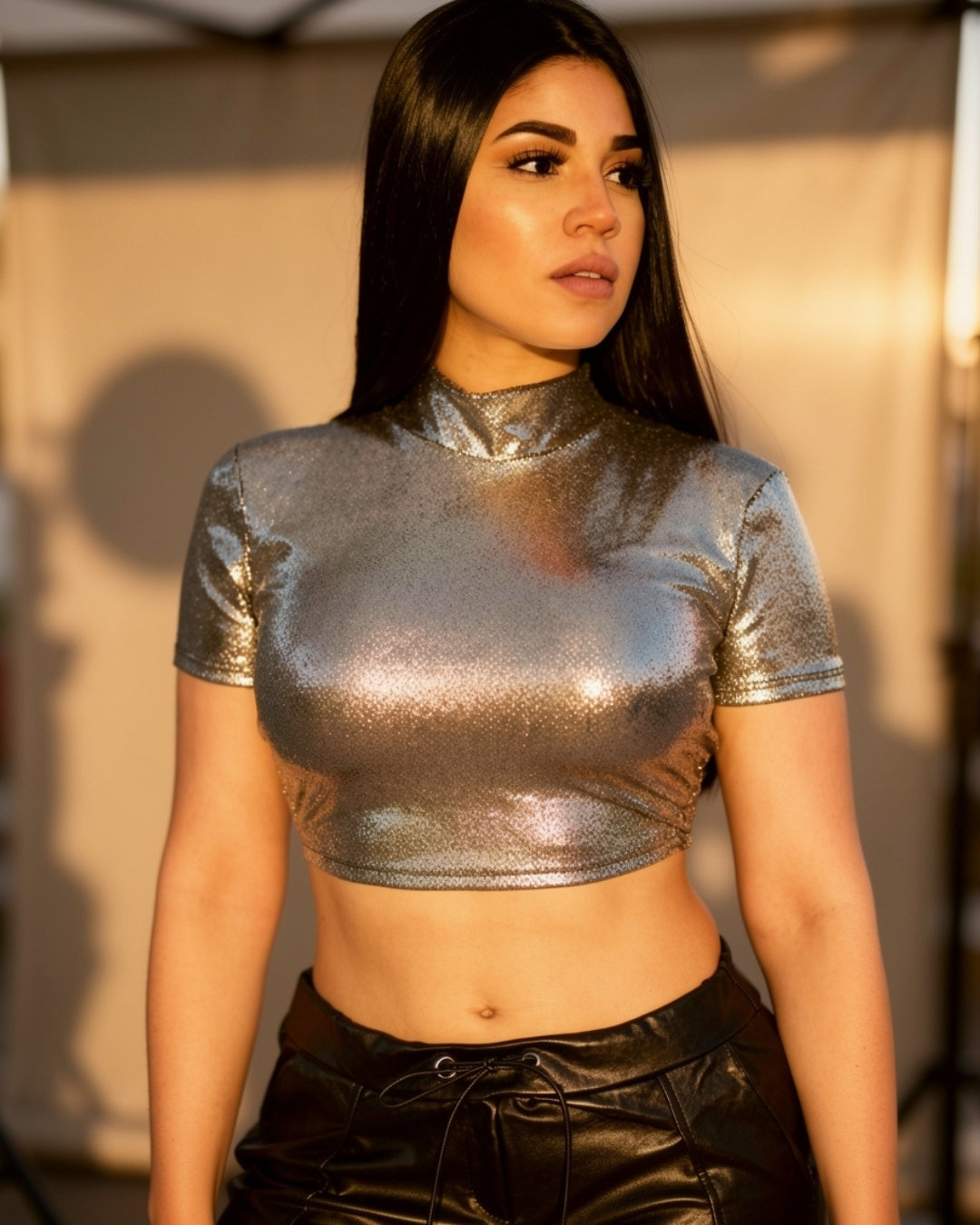Layla — top metálico ajustado de cuello alto