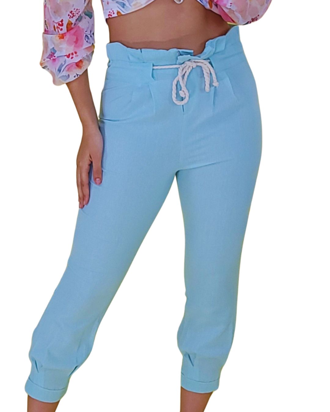 Pantalón capri
Pantalón azul pastel
Moda casual chic
Pantalón relax mujer
Ropa fresca verano
Outfit casual femenino
Pantalón con lazo
Ropa importada mujer
Moda ligera Puerto Rico
Pantalón capri primavera