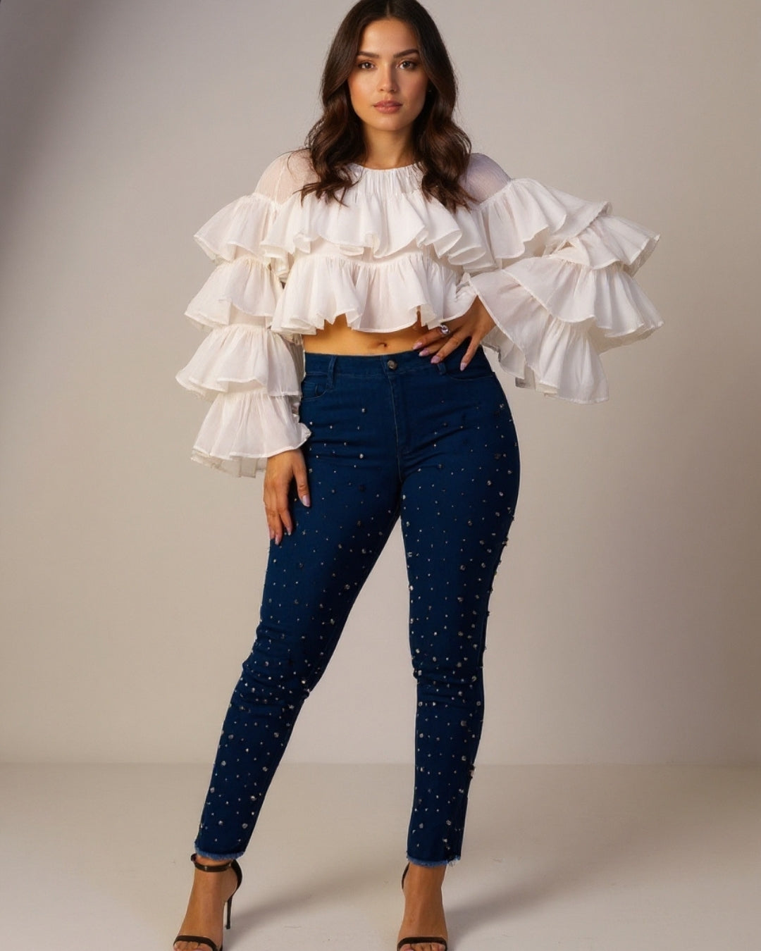 Noira Denim — jeans skinny azul oscuro con perlas elegantes