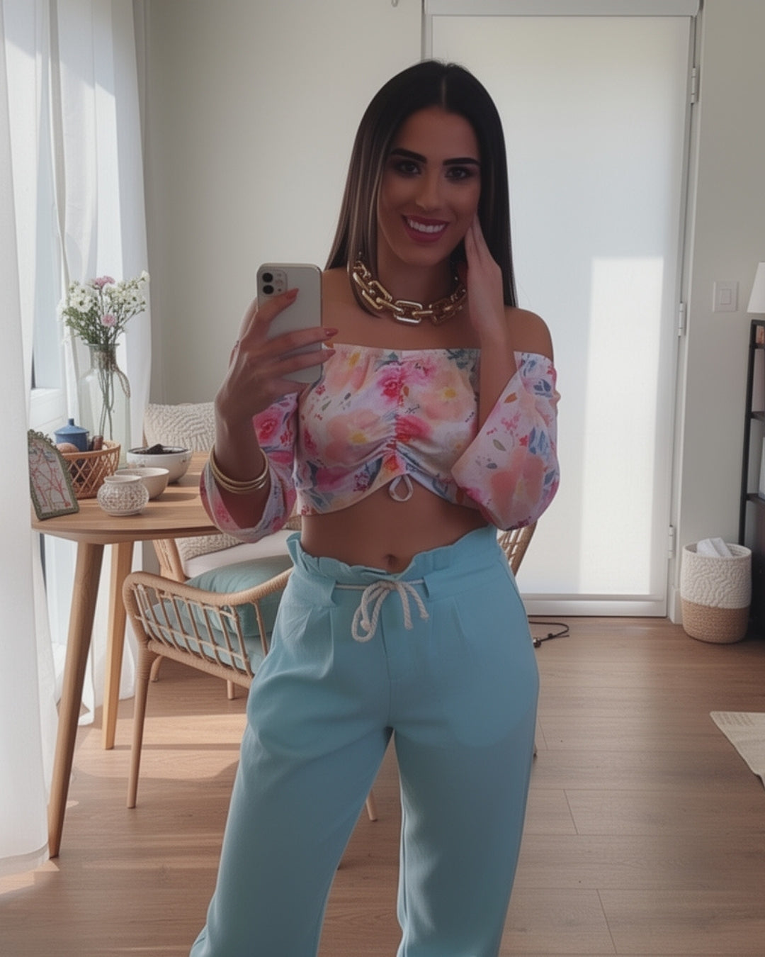Blossom — blusa off-shoulder con fruncido floral