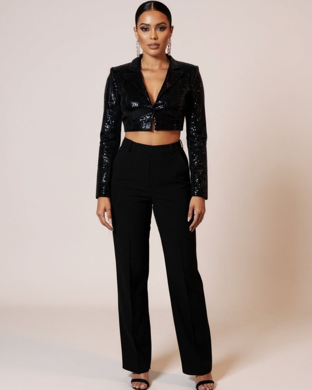 Nyra — blazer corto de lentejuelas negras