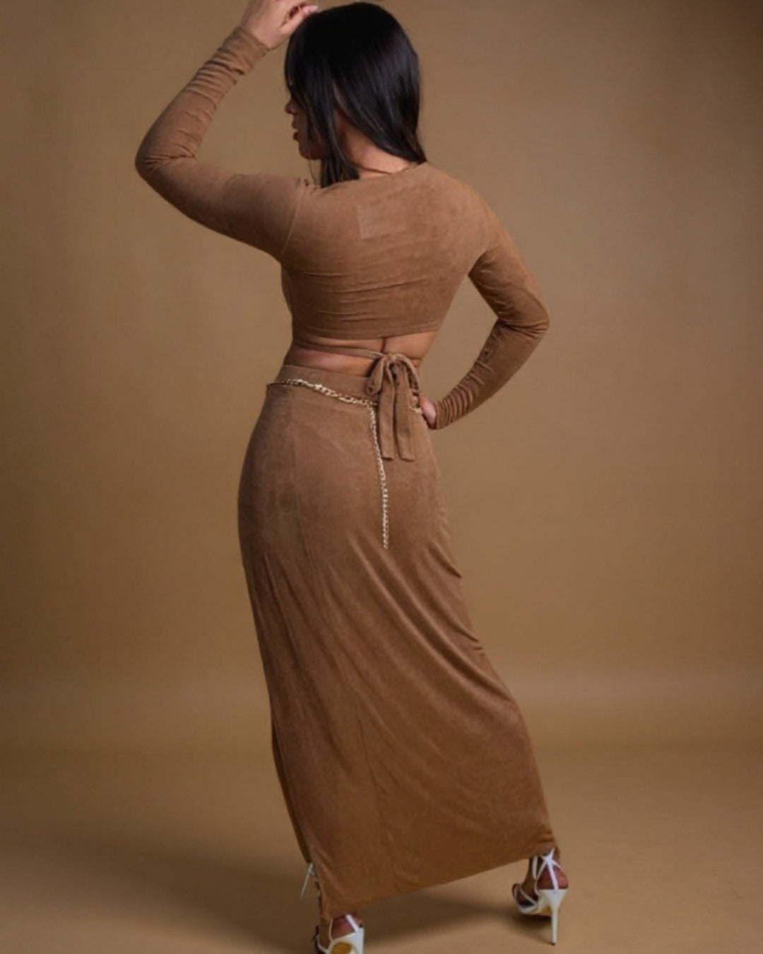 Nayela — set crema con top manga larga y falda con abertura lateral