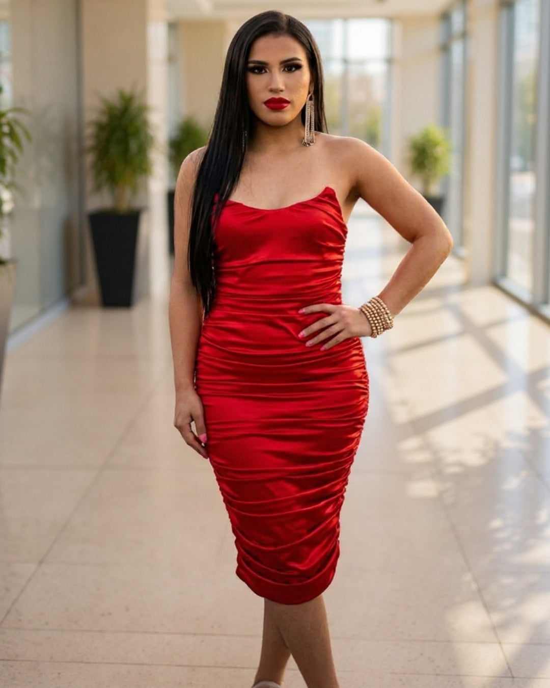 Éleve — vestido midi satinado rojo drapeado elegante