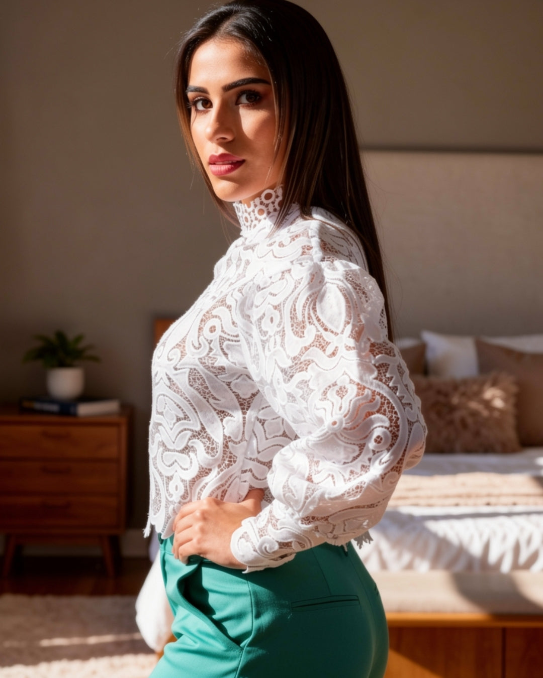 Eterna — blusa de encaje blanco con cuello alto y mangas abullonadas