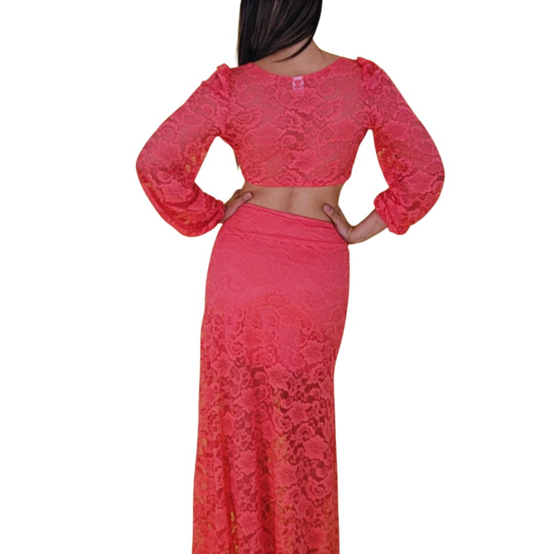 Vestido maxi coral
Vestido de encaje largo
Vestido escote profundo
Vestido elegante mujer
Vestido de gala
Vestido de noche romántico
Vestido con cinturón
Moda femenina premium
Outfit sofisticado
GV Boutique
