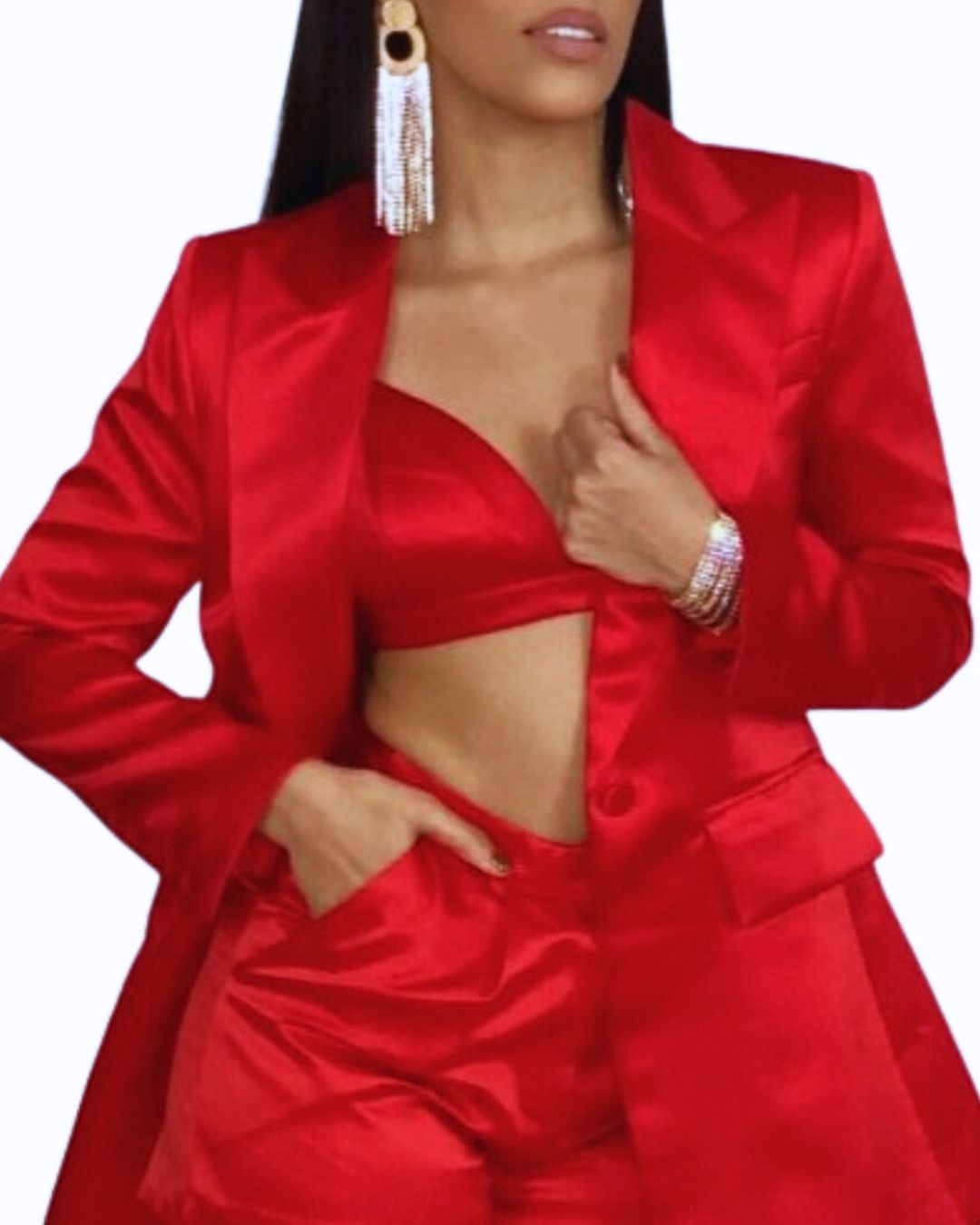conjunto rojo satén
set blazer y pantalón
ropa elegante mujer
outfit de impacto
moda femenina chic
ropa para fiesta
GV Boutique conjunto
look de celebración
ropa sofisticada mujer
set rojo de noche