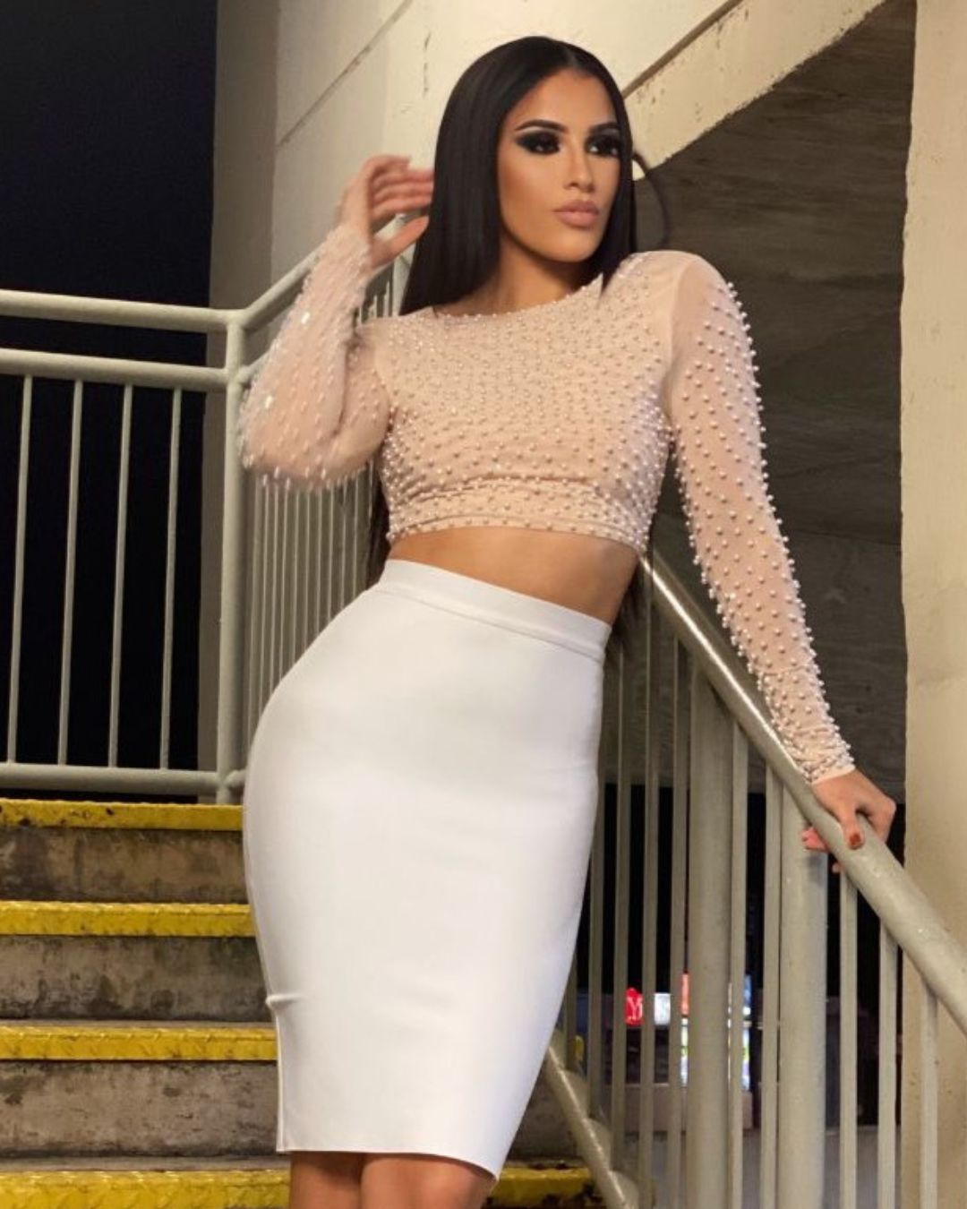 Crop Top Nude de Malla con Perlas y Mangas Largas Elegantes