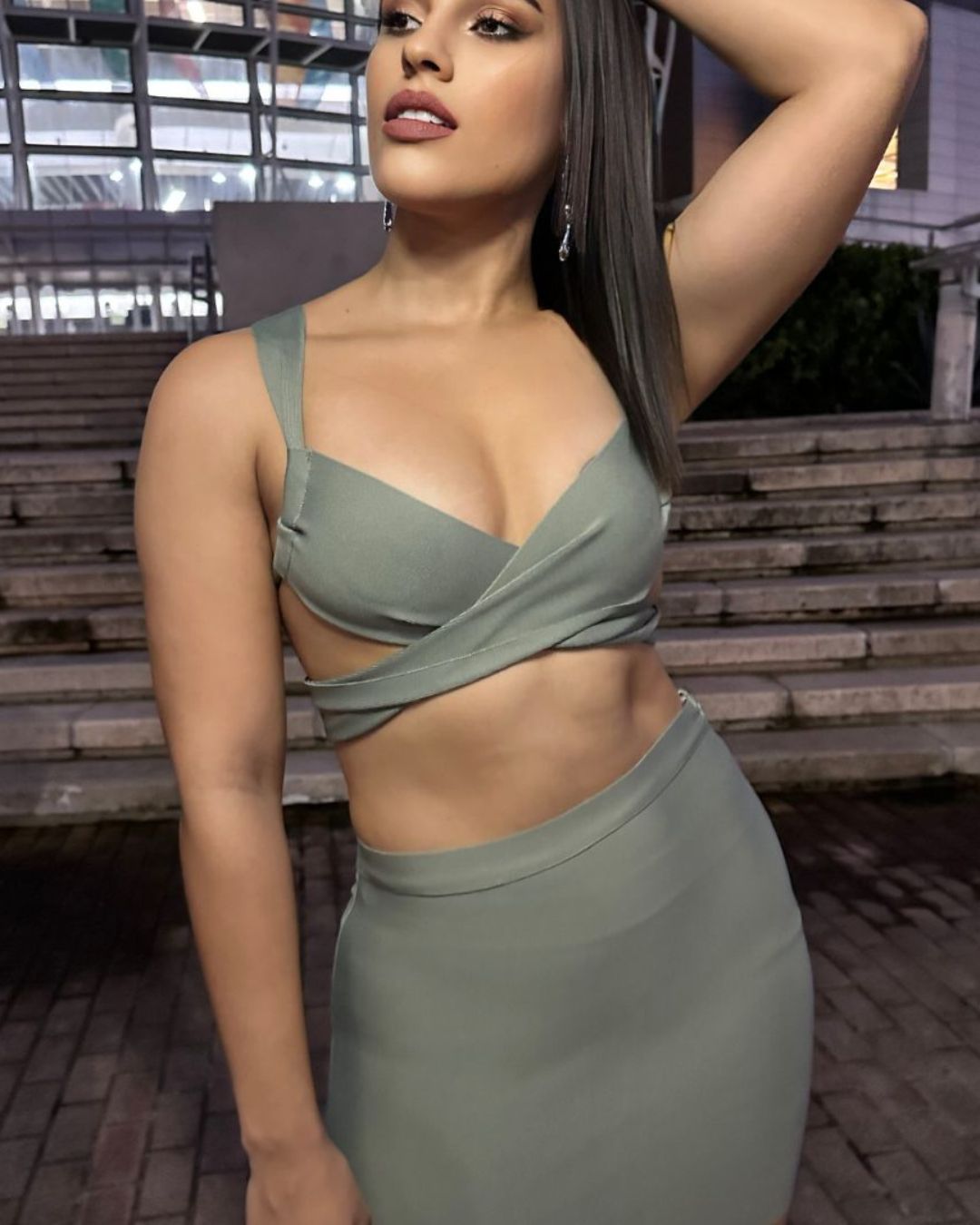 Set Verde Sage Bandage con Crop Top Cruzado y Falda Mini Ajustada