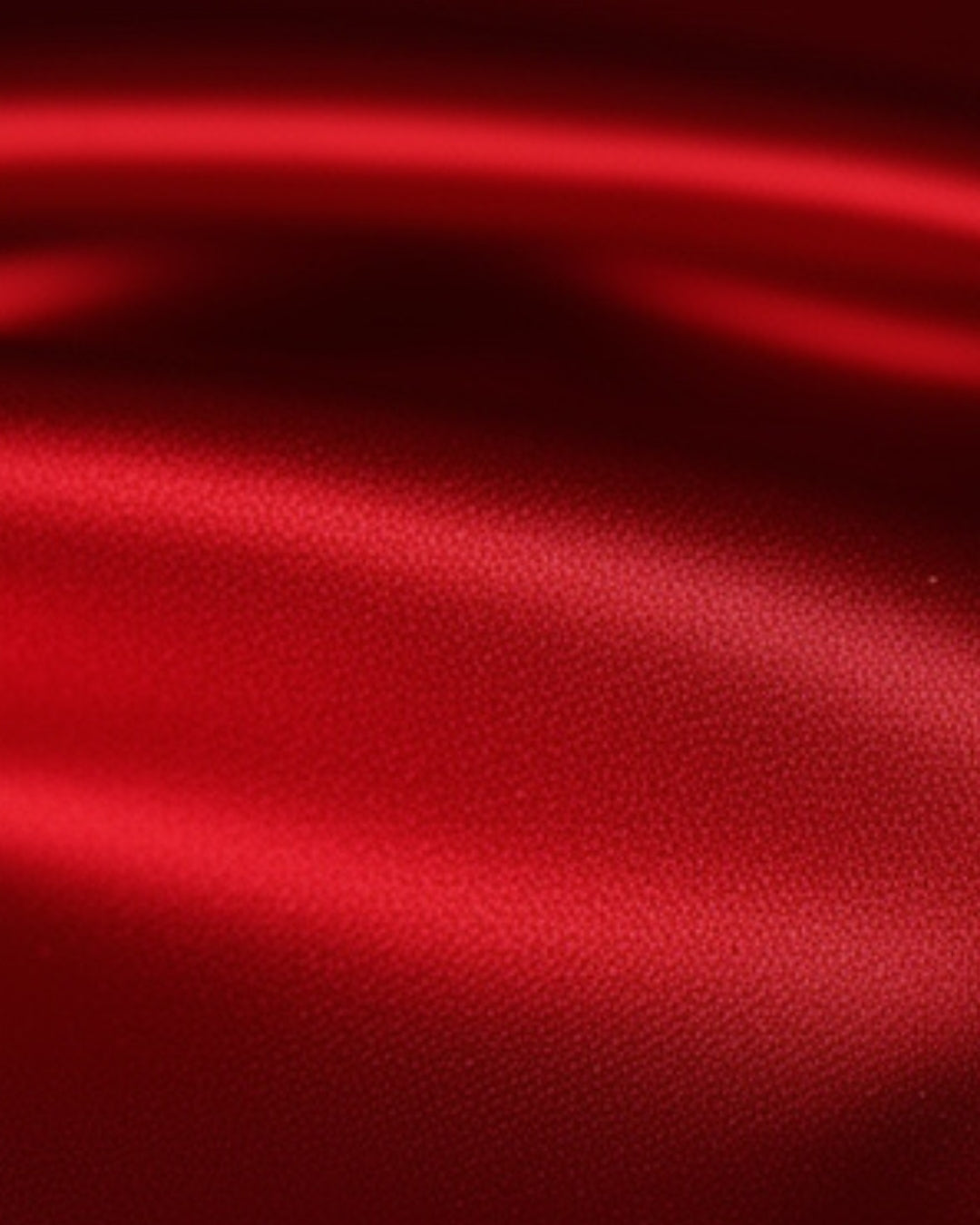 Valora — vestido largo rojo con cadenas doradas y espalda de impacto