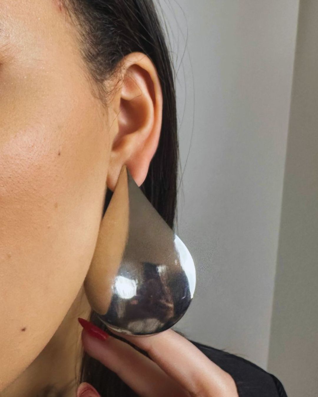 Elena — aretes plateados de gota oversized efecto espejo