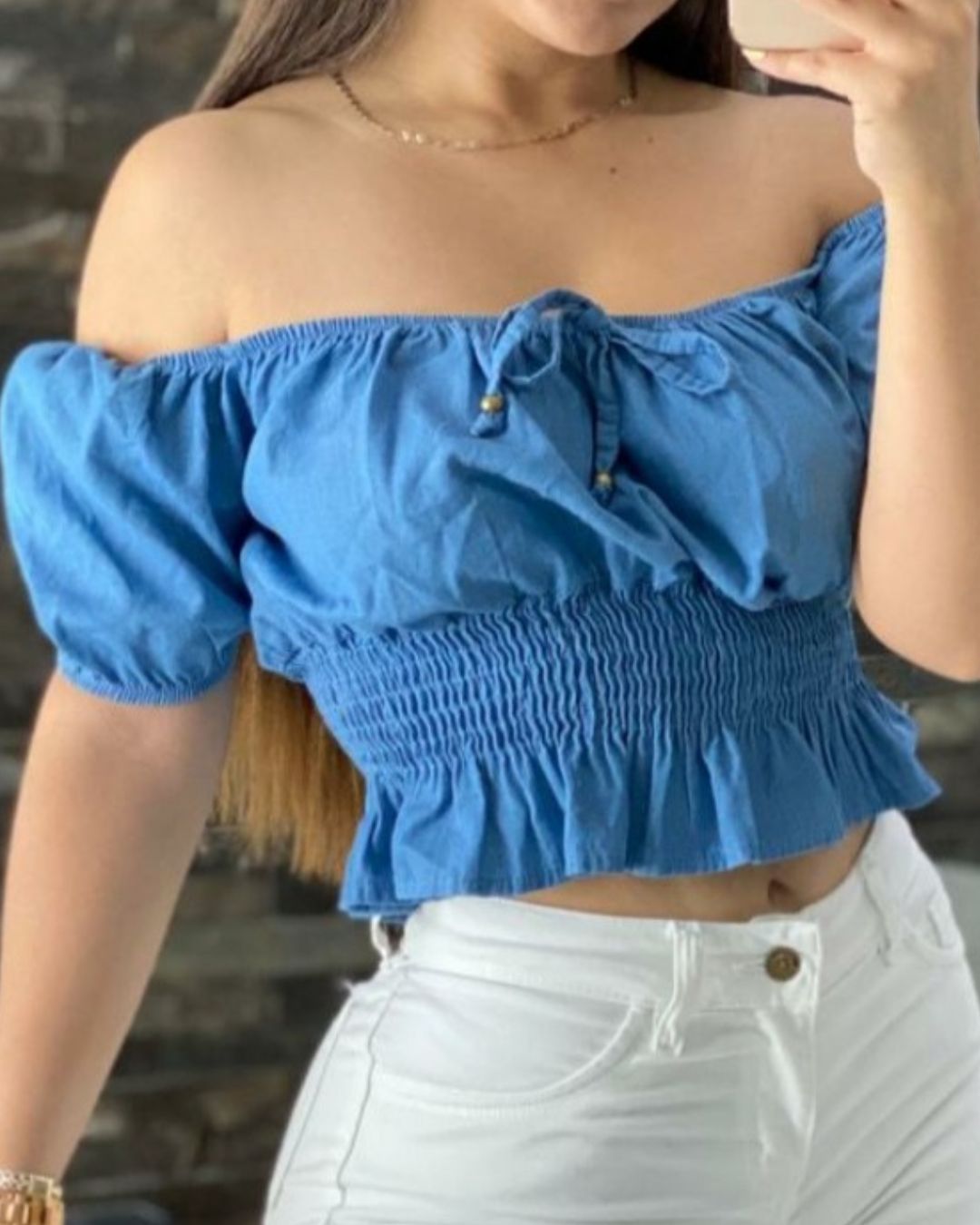 Sophia — top off-shoulder con detalle fruncido y lazo frontal