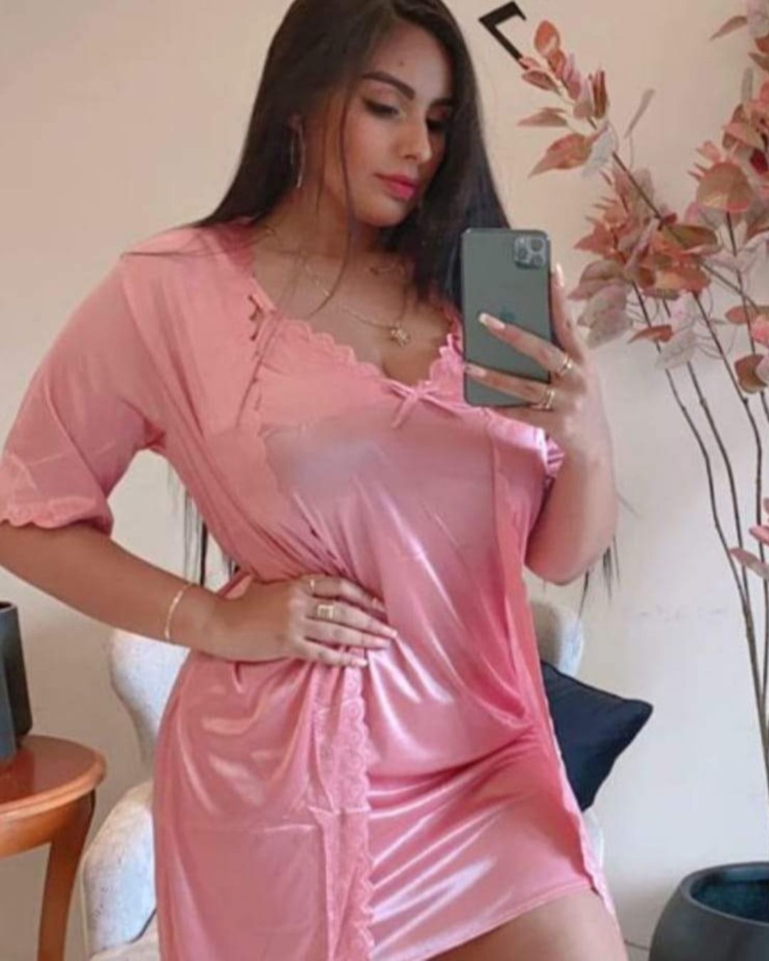 Amara — set satinado de dos piezas con encaje y bata romántica