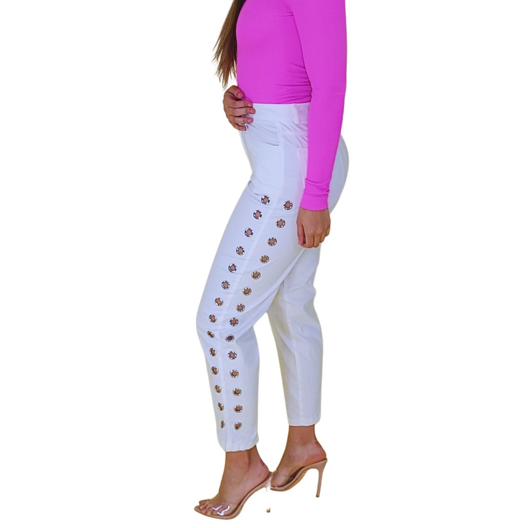 Pantalón blanco mujer
Pantalón ajustado
Cintura media
Corte tobillero
Detalles metálicos
Pantalón moderno
Look de noche
Outfit sofisticado
Moda femenina
GV Boutique
