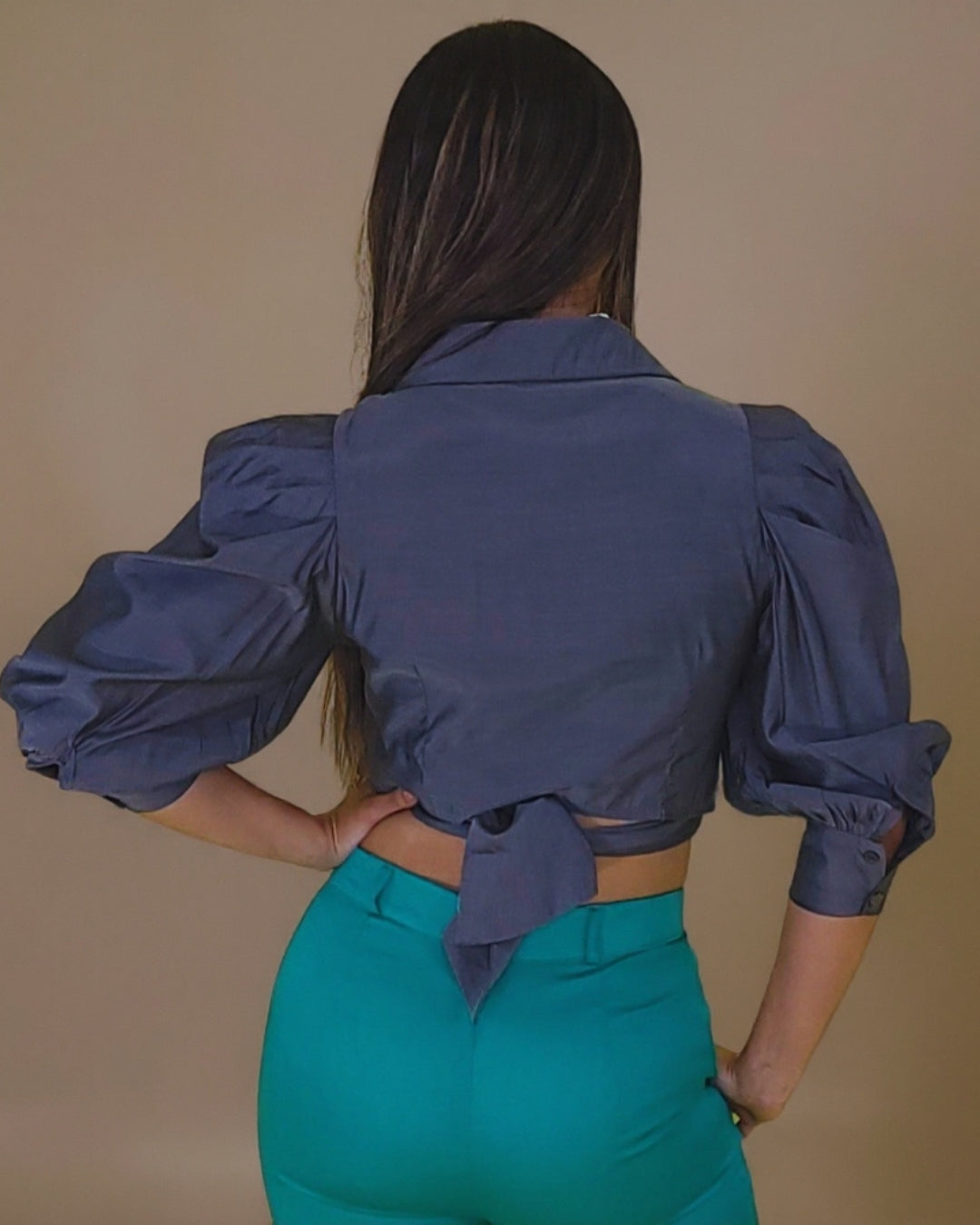 Elise — top satinado crop con mangas abullonadas y lazo frontal