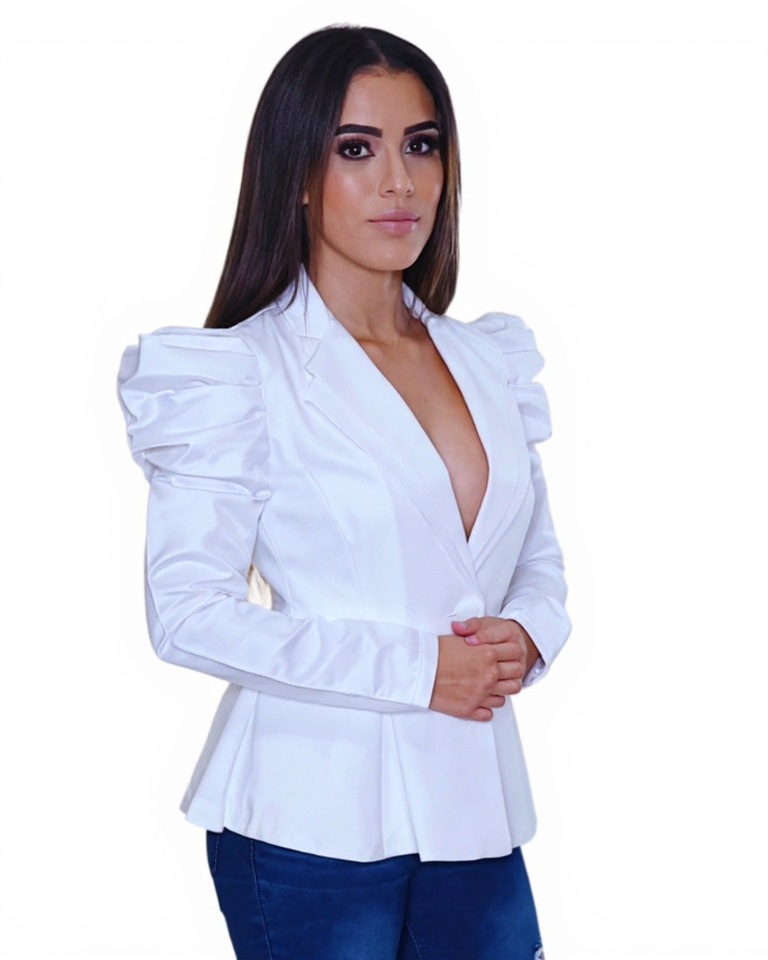 Élisse — blazer blanco estructurado con mangas de volantes y corte peplum