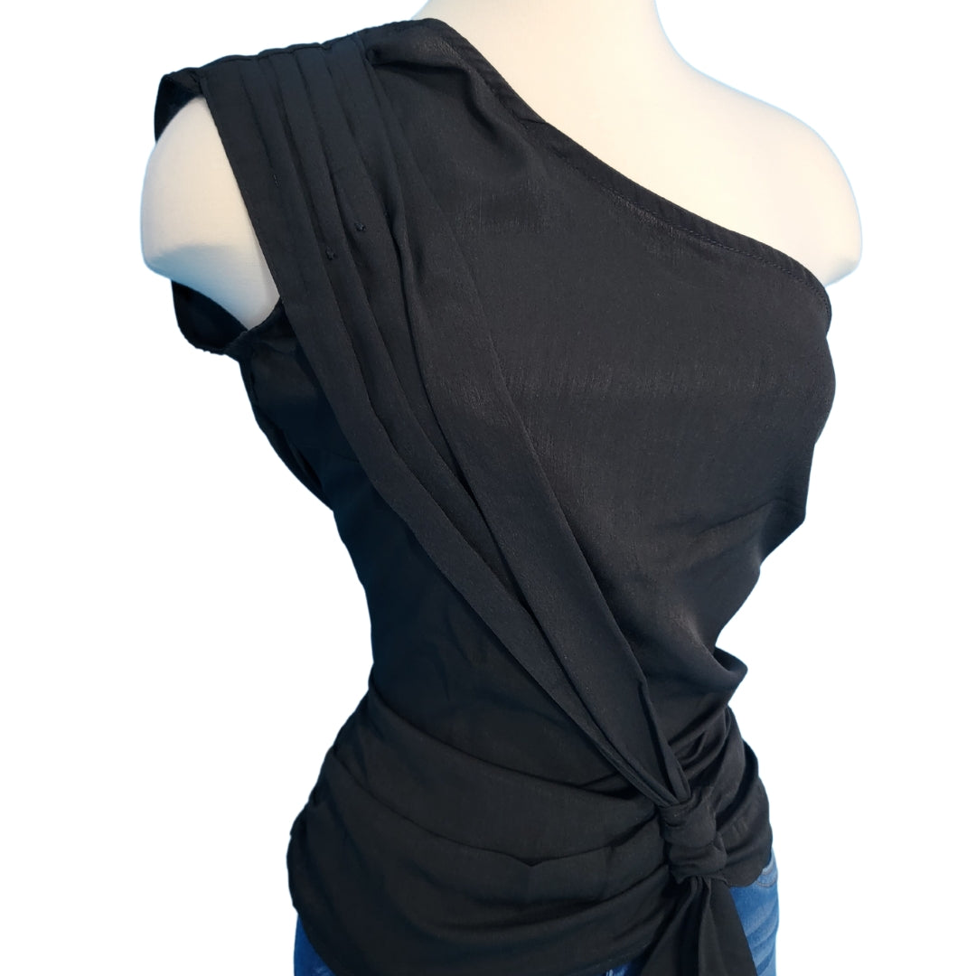 blusa un hombro
top asimétrico
nudo en la cintura
blusa elegante
casual chic
verano caribe
tela suave
ajuste cómodo
look de noche
GV Boutique
