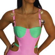 vestido mini
vestido rosa y verde
vestido con corazones dorados
ropa de fiesta
vestido ajustado
moda femenina elegante
outfit nocturno
ropa de tendencia
GV Boutique
vestido con cortes laterales