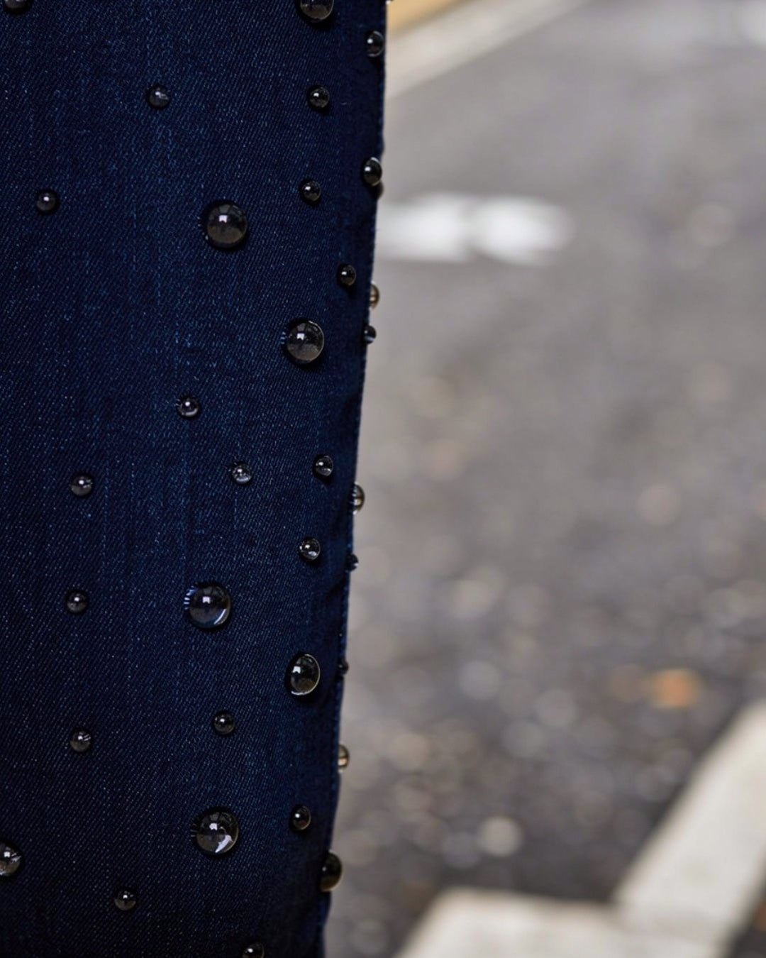 Noira Denim — jeans skinny azul oscuro con perlas elegantes